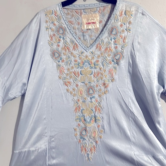 Johnny Was 2 piece blouse & cargo pants with 4 cargo pockets to the front. - Picture 6 of 13